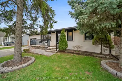 17 Pioneer Drive, Mississauga, On L5m 1g8