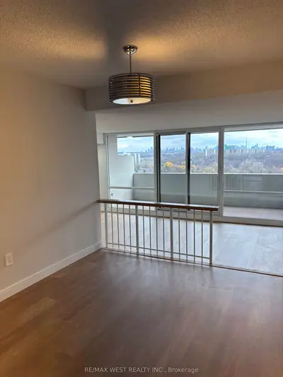 260 Scarlett Road 1908, Toronto W03, On M6n 4x6