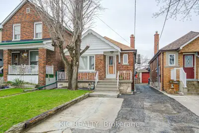 35 Montcalm Avenue, Toronto W04, On M6e 4n2