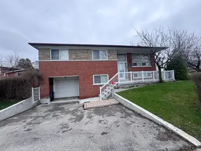 300 Driftwood Avenue Upper, Toronto W05, On M3n 2p1