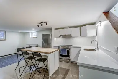 9 Cashman Crescent Bsmt, Toronto W03, On M6n 4m6