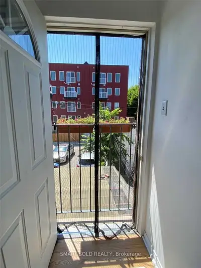 690 Gladstone Avenue 2nd Floor, Toronto W02, On M6h 3j4