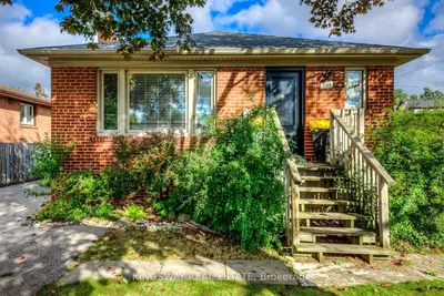 408 Lanor Avenue Main, Toronto W06, On M8w 2r6
