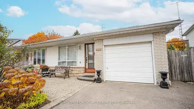 2305 Delkus Crescent, Mississauga, On L5a 1k8
