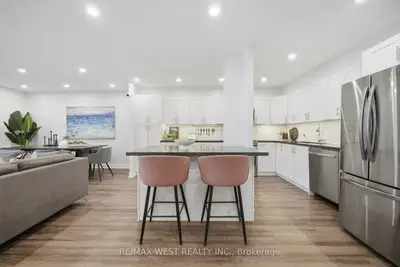 75 Emmett Avenue 112, Toronto W04, On M6m 5a7