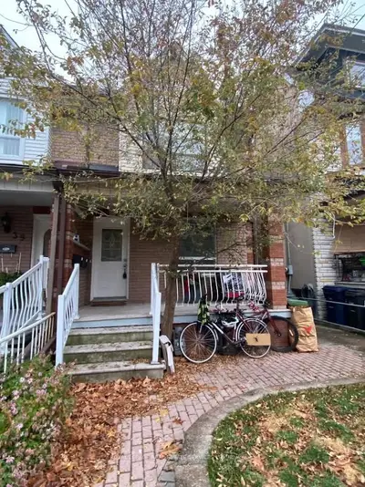 37 Gillespie Avenue Main Floor, Toronto W03, On M6n 2y5