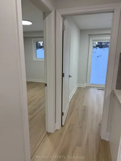 873 Hollyhill Court Main, Mississauga, On L4y 2e2