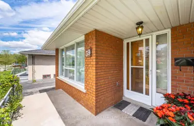 39 Waterbury Drive, Toronto W09, On M9r 3y1