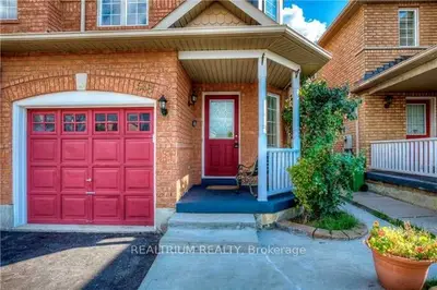Upper - 548 Garden Walk, Mississauga, On L5w 1w1