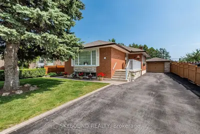 33 Bradstock Road, Toronto W05, On M9m 1m9