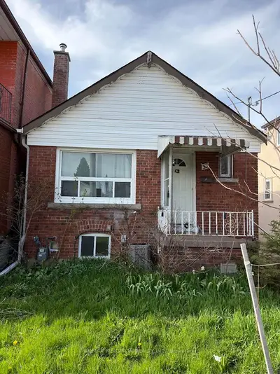 32 Belgravia Avenue Main, Toronto W04, On M6e 2m5