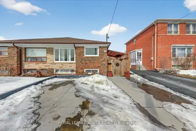 12 Kanarick Crescent Room, Toronto W05, On M3l 1p4