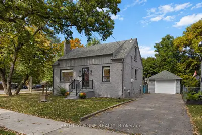 12 Rosalie Avenue, Toronto W05, On M3l 1c5