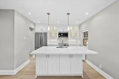 2665 Bloor Street W 3, Toronto W08, On M8x 1a4