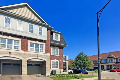 Att/Row/Townhouse in Brampton