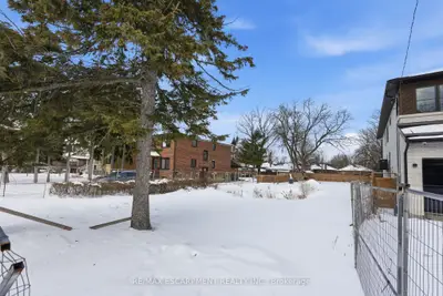 19a Broadview Avenue, Mississauga, On L5h 2s8