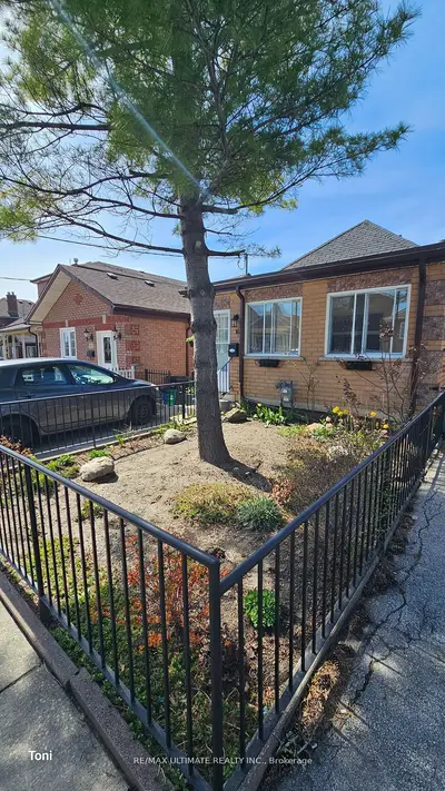 16 Failsworth Avenue, Toronto W03, On M6m 3j2
