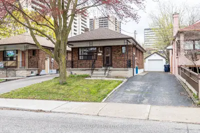 401 Ridelle Avenue, Toronto W04, On M6b 1k3