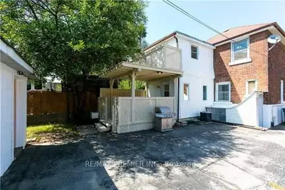 34 Brownville Avenue 2, Toronto W04, On M6n 4l3