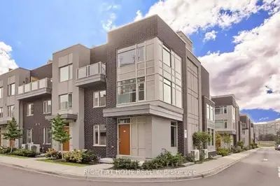 26 Applewood Lane 49, Toronto W08, On M9c 0c1