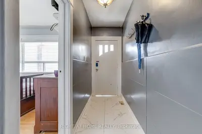 16 Pryor Avenue, Toronto, On M6n 1m4