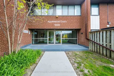 1230 Gripsholm Road 15, Mississauga, On L4y 2g9