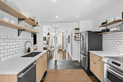 14 Manitoba Street, Toronto W06, On M8y 1c7