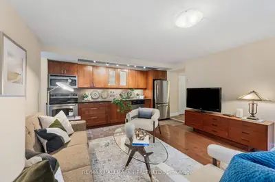 27a Ridout Street, Toronto W01, On M6r 1z3