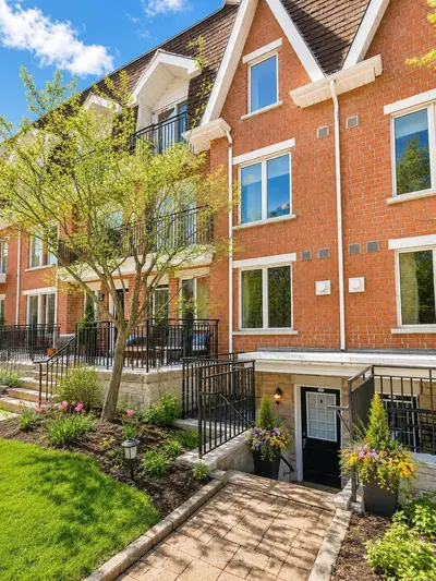 50 Joe Shuster Way 215, Toronto W01, On M6k 1y8