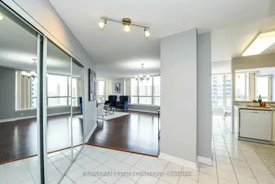 55 Elm Drive 1805, Mississauga, On L5b 3z3