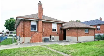 10 Rosewood Avenue, Toronto W07, On M8z 1x4