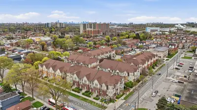11 Pine Street 15, Toronto W04, On M9n 0a6