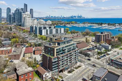 11 Superior Avenue 906, Toronto W06, On M8v 0a7