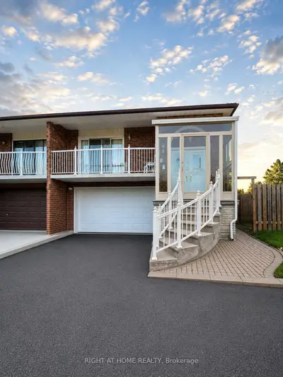 18 Clubhouse Court, Toronto W05, On M3l 2k5