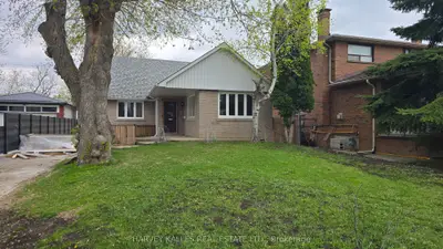 279 Cornelius Parkway Main, Toronto W05, On M3k 1t6