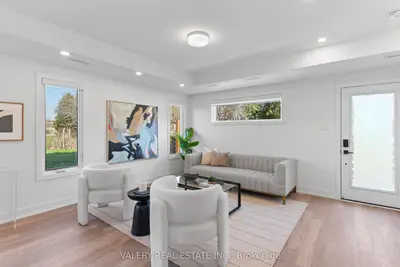 15 Acorn Avenue Unit 5, Toronto W08, On M9b 3p7