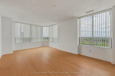 25 Kingsbridge Garden Circle 2424, Mississauga, On L5r 4b1