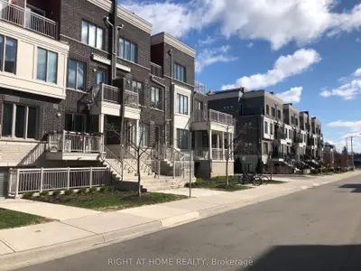 90 Eastwood Park Gardens 21, Toronto W06, On M8w 0b2