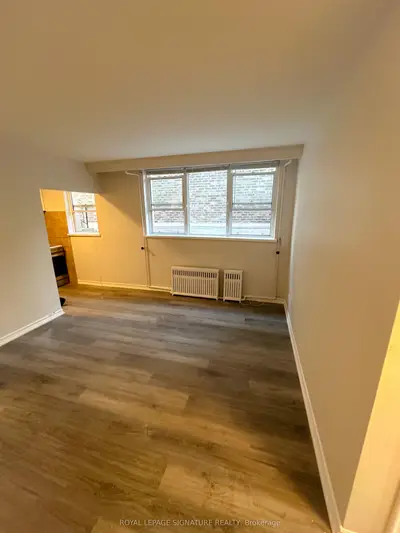 16 Garden Place 8, Toronto W06, On M8w 1m3