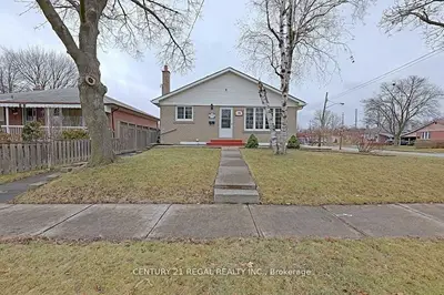 9 Guiness Avenue, Toronto W10, On M9w 3l1