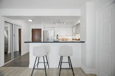 190 Manitoba Street 707, Toronto W06, On M8y 3y8