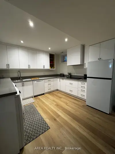 1413 Queen Victoria Avenue Lower, Mississauga, On L5h 3h2