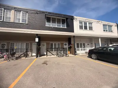 334 Silverthorn Avenue C, Toronto W03, On M6m 3g6
