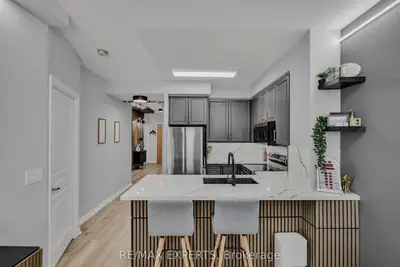 220 Burnhamthorpe Road W 401, Mississauga, On L5b 4n4