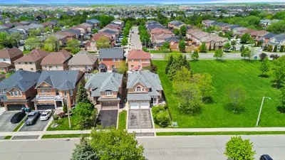 38 Maple Beach Crescent, Brampton, On L7a 2t8