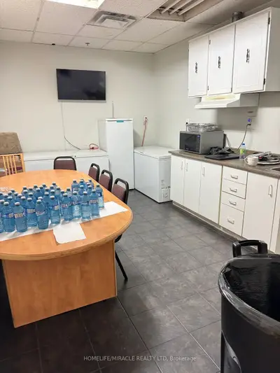 1700 Sismet Road, Mississauga, On L4w 1r4