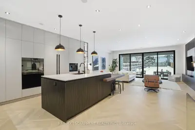 20b Broadview Avenue, Mississauga, On L5h 2s8