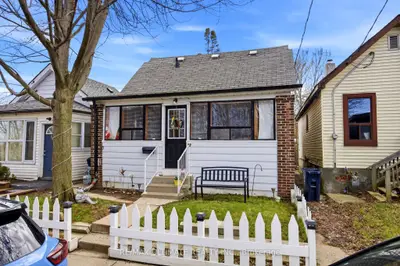 82 Beechwood Avenue, Toronto W03, On M6n 4t3