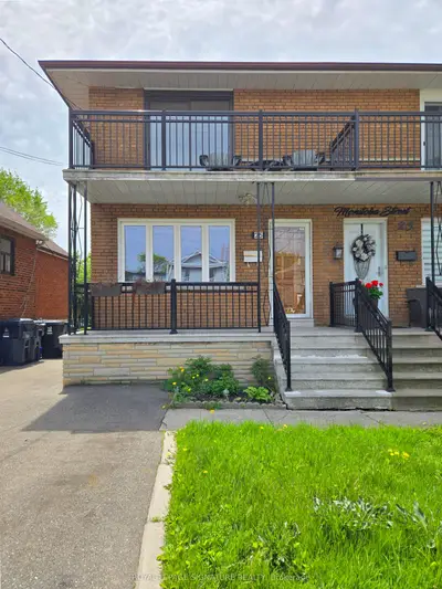 25 Manitoba Street Main, Toronto W06, On M8y 1c8