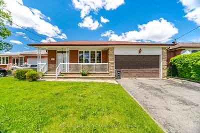 25 Islay Court, Toronto W05, On M9m 1v4